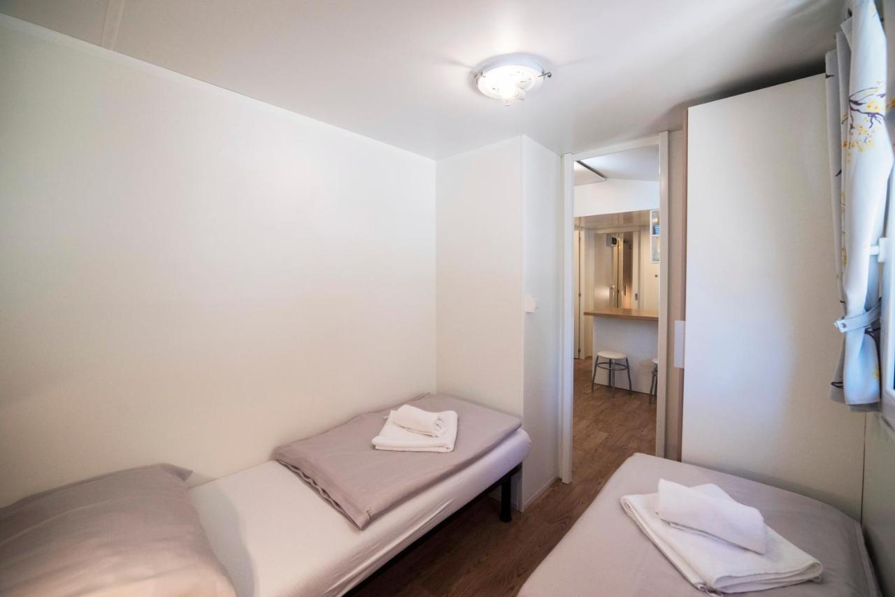 Mobile Home Cube, 3 Bedrooms, Free Parking, Wifi Biograd Na Moru Dış mekan fotoğraf